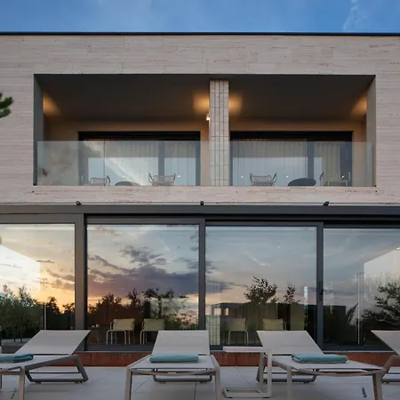 Brand New B63, Heated Pool And Wellness *